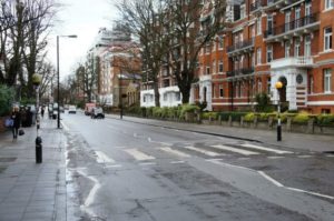 ビートルズ活動年表と日本現代史年表を重ねる。浮かび上がる激動の1960年代。